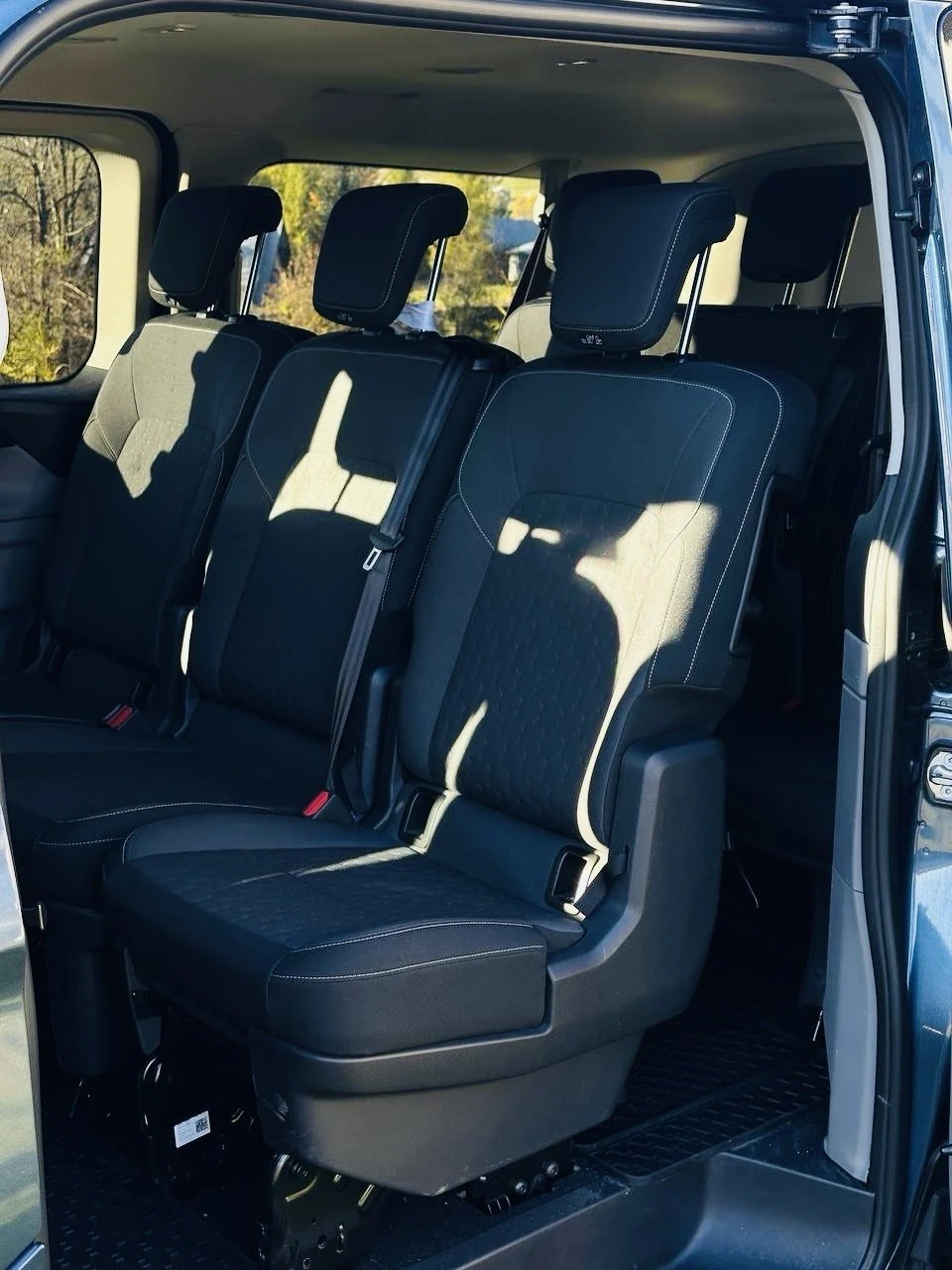Ряды пассажирских кресел в микроавтобусе Ford