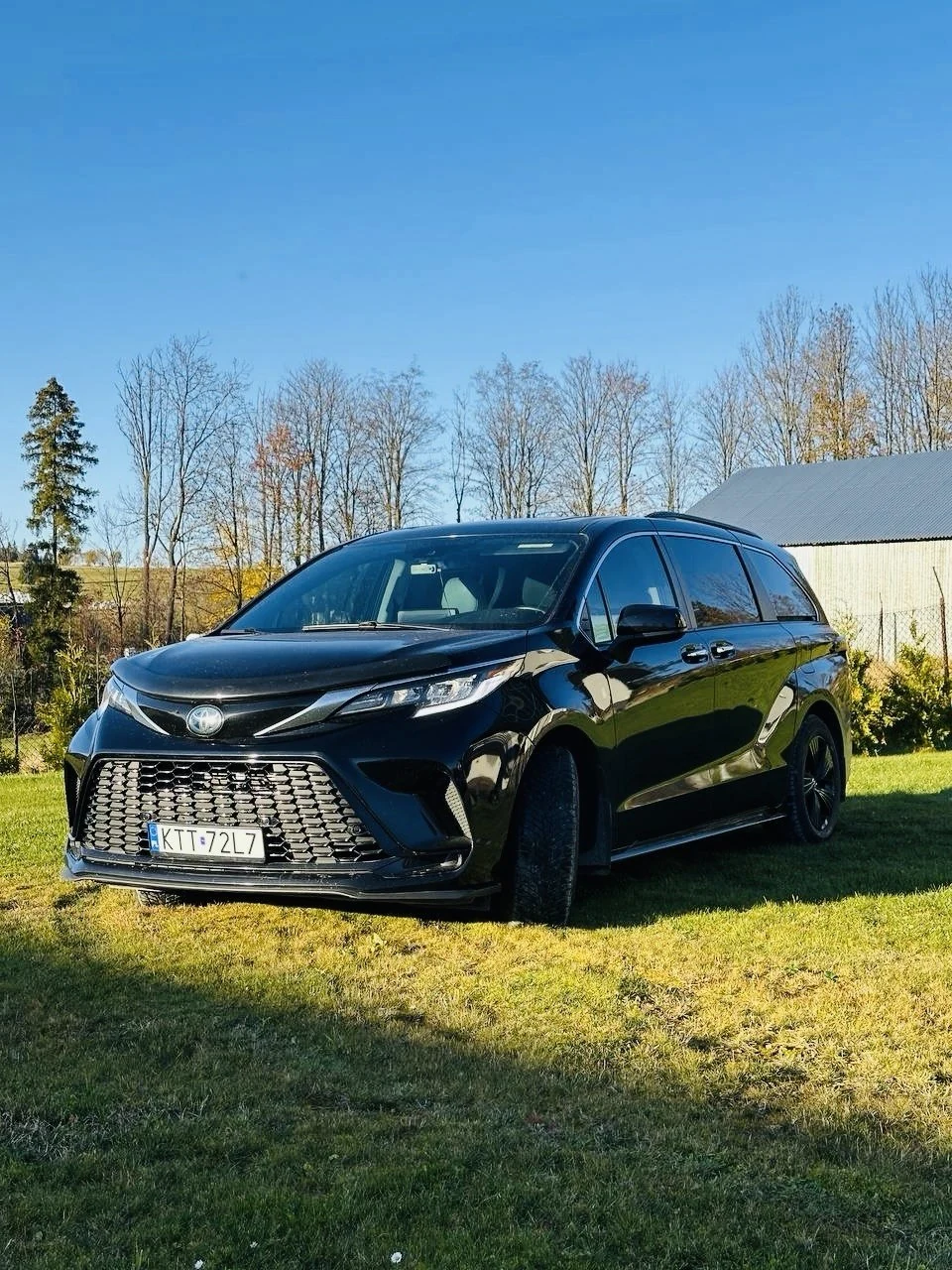 Чёрная Toyota Sienna, вид спереди